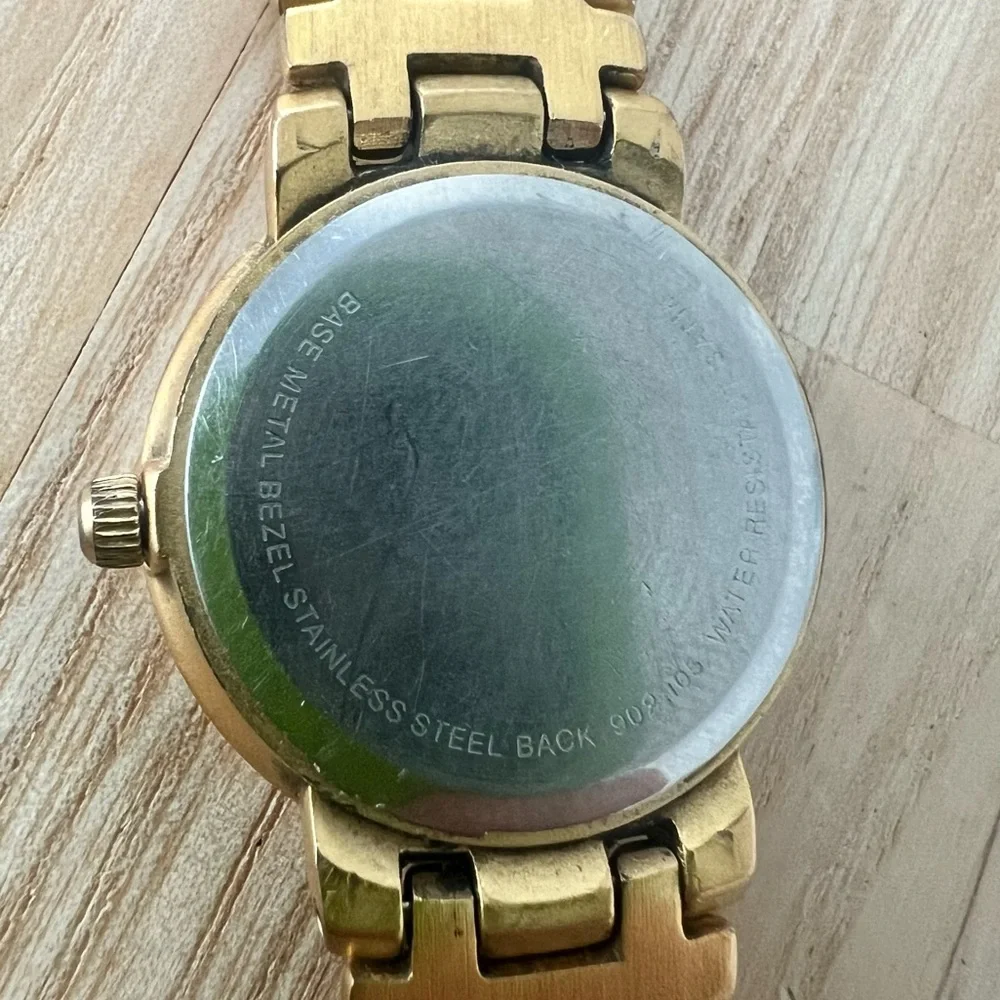 Vintage style Ladies gold tone dress watch NEW BATTERY